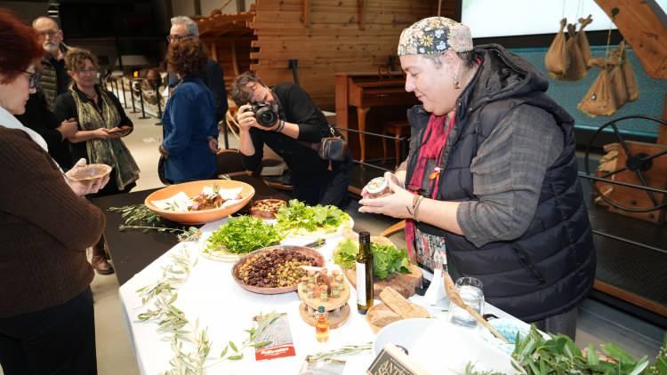 <p>Etkinlik müzenin sergi salonunda açılan Serhan Güzey Kerestecioğlu ile Leyla Yeltin'in resim ve Firdevs Sayılan'ın "Antandros Gün Işığına Çıkıyor" fotoğraf sergileri ile son buldu.</p>