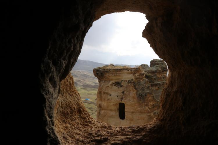 <p>Kayaların oyulmasıyla yapılan, içerisinde tandır ve yaşam alanları bulunan mağaralar, genişlikleriyle dikkati çekiyor.</p>
