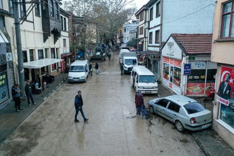 <p>İskele Caddesi'ndeki iş yerini kontrol etmek için evinden çıkan Şadıman Sözen (66), sel nedeniyle dükkanında mahsur kaldı.</p>
<p> </p>