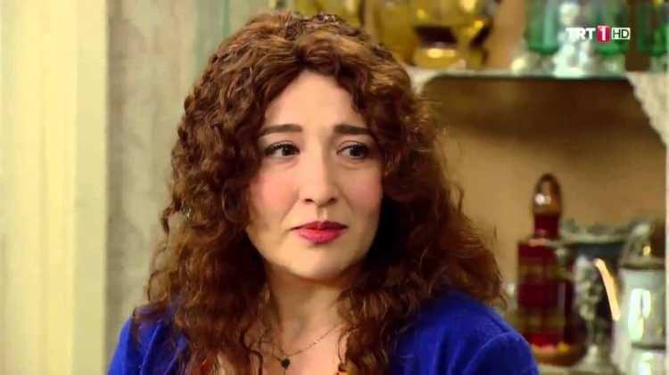 <p>Seksenler dizisindeki Nazlı karakteriyle hafızalara kazınan Yasemin Çonka, geçtiğimiz günlerde Ceyda Düvenci'nin programına konuk olmuş, boşandığını açıklayarak gündeme oturmuştu.</p>
