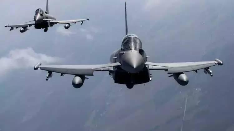 <p>"F16 tedariki ve modernizasyonu süreci devam ederken üzerinde durduğumuz tek uçak Eurofighter. Bunun dışında herhangi bir çalışmamız yok. Eurofighter tedariki konusu bugün iki bakan arasında gerçekleştirilecek görüşmenin gündeminde de yer almaktadır. </p>
