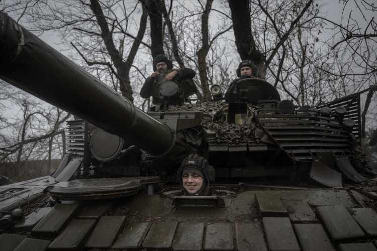 <p>Ukrayna'da son dönemde en sıcak çatışmaların yaşandığı Avdiyivka cephesinde konuşlu tank birlikleri, savunma hattını ayakta tutmakta önemli rol oynuyor.</p>
