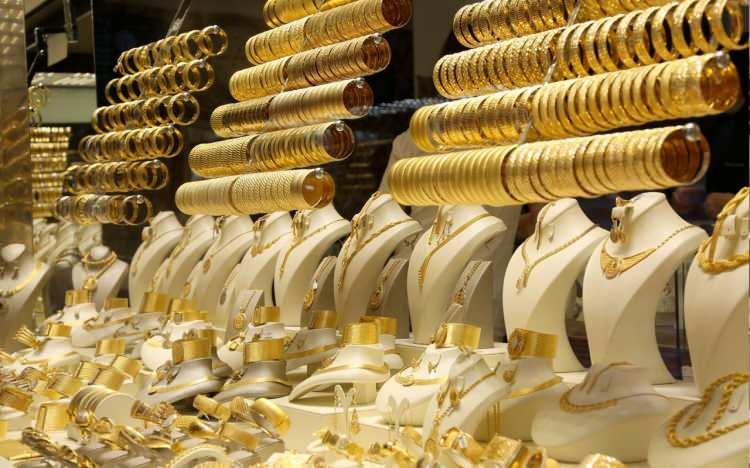 <p><strong>8.000 $ KAYIP VERDİ<br />
<br />
Rodyum sürünün gerisinde kaldı</strong><br />
<br />
<br />
Değerli metaller arasında bu yıl zayıf performans gösteren emtia rodyum oldu. Gri metalin fiyatı bu yıl yüzde 60’den fazla değer kaybetti ve neredeyse ons başına 13 bin 750 seviyesinden 4.900 dolara indi. Otomotiv endüstrisinden gelen artan talebe karşın Çin cam sanayindeki nihai kullanıcıların yaptığı stok satışları rodyum üzerinde baskı yarattı. Bu yıl 8 bin dolardan fazla kayıp veren rodyum 2021 yılının Mart ayında tüm zamanların en yüksek seviyesi olan 29.800 dolara ulaşmıştı.</p>