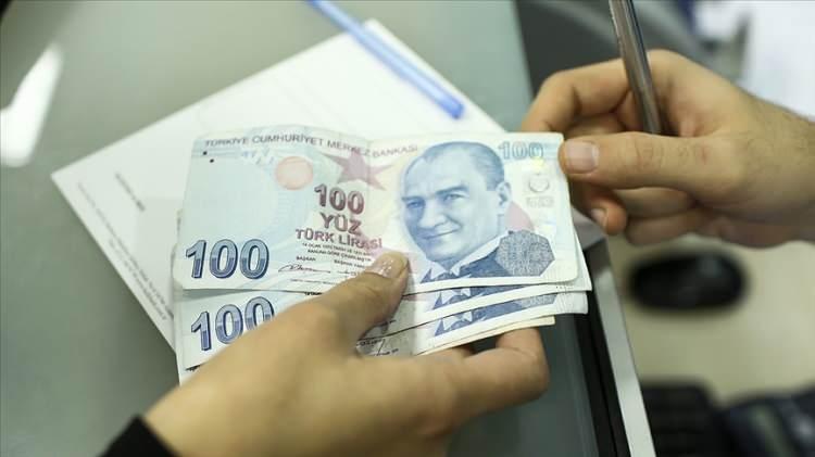 <p>Asgari ücrette ve diğer ücretlerde temel gösterge enflasyon beklentisi olacak. Merkez Bankası’nın son Enflasyon Raporu’nda enflasyonun 2023 yılsonunda yüzde 65 olacağı öngörüldü. </p>
