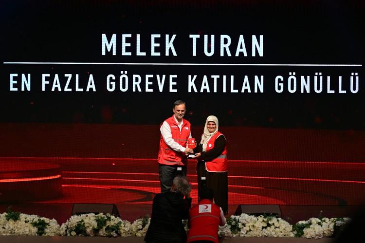 <p>Programda "En Fazla Göreve Katılan Gönüllü" ödülünü Melek Turan (sağda) aldı.</p>
