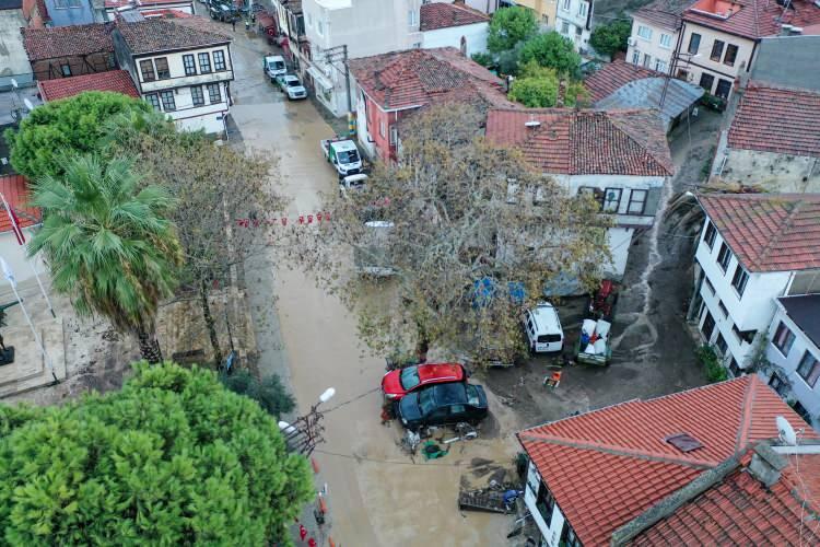 <p>İlçe merkezine 14 kilometre mesafedeki turistik bölge Zeytinbağı (Tirilye) Mahallesi'nde gece etkili olan kuvvetli sağanak nedeniyle bazı ev ve iş yerlerini su bastı.</p>
<p> </p>