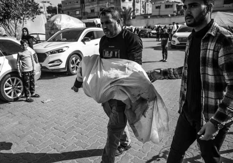 <p> Han Yunus’ta evler boşaltıldı. Gazze’de şehit sayısı 15 bin 200’ü geçti.</p>