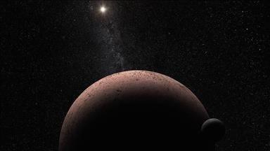 <p>Güneş'e son derece yakın olan Merkür, yüzey sıcaklıklarının 400 dereceye çıkması nedeniyle yaşama elverişsiz görünüyor.</p>
