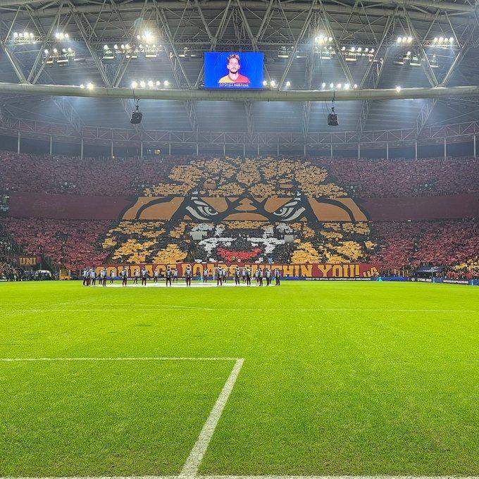 <p>Yapılan koreografide This is SAMİYEN ifadeleri yazıldı. </p>
