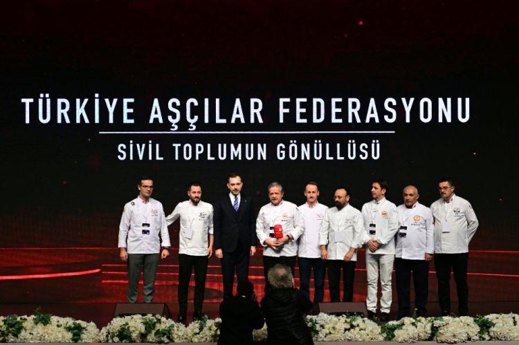 <p>Programda "Sivil Toplumun Gönüllüsü" ödülünü Türkiye Aşçılar Federasyonu adına Zeki Açıköz (sağ 6) aldı.</p>
