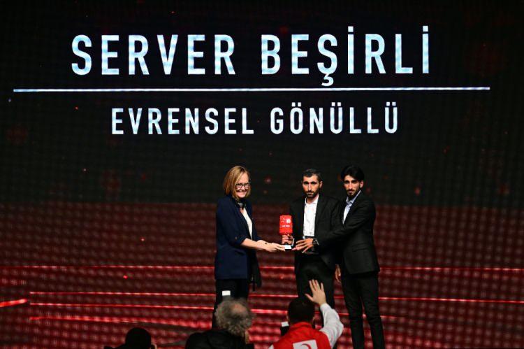 <p>Programda "Evrensel Gönllü" ödülünü Server Beşirli (sağda) aldı.</p>
