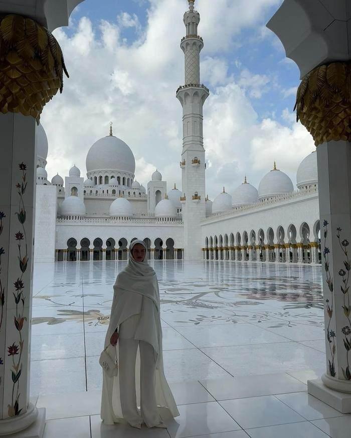 <p><strong>56 yaşındaki Statham, Dünyanın sayılı büyük camileri arasında yer alan Şeyh Zayid Camii'ni gezerek çektiği fotoğrafları sosyal medya hesabı üzerinden yayınladı.</strong></p>

<p> </p>
