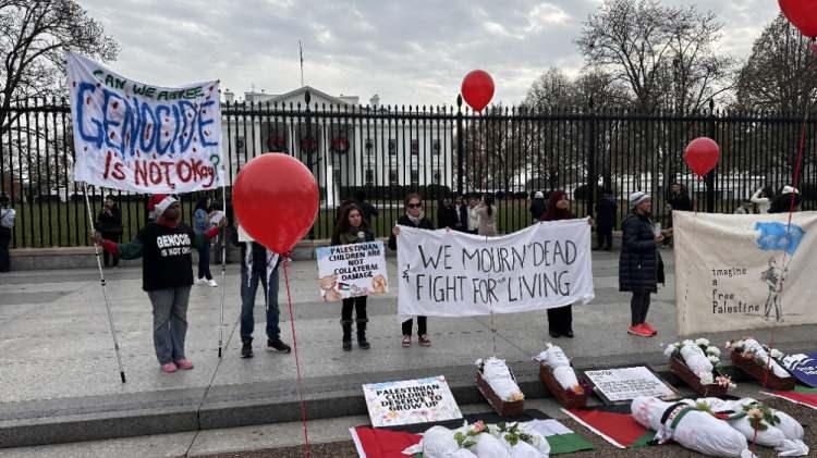 <p>ABD'nin başkenti Washington'da, Beyaz Saray’ın önünde bir araya gelen aktivistler, Filistin'le dayanışmalarını ifade etmek için "Ölüm" temalı protesto gösterisi düzenledi.</p>
<p></p>