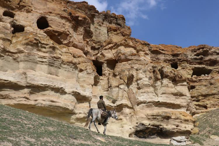 <p>Meya Antik Kenti'ndeki mağaraların insan eliyle oyularak yapıldığını vurgulayan Kaya, "Geçmişte şehirler kurulurken daha çok güvenlik endişesi ön planda olduğundan yüksek kesimler yerleşim yeri olarak seçiliyordu. Meya Antik Kenti'nde de bunu görüyoruz." diye konuştu.</p>

<p> </p>
