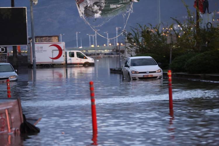 <p>İskenderun ilçesinde dün başlayan ve gece saatlerinde de etkisini sürdüren sağanak, yaşamı olumsuz etkiledi.</p>

<p> </p>
