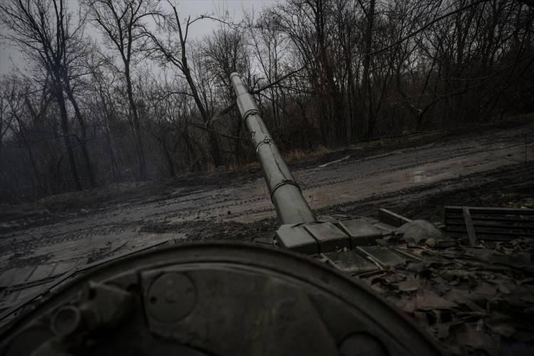 <p>Cephede her gün göreve çıkan "Kasper" kod adını kullanan tank komutanı, yaptığı açıklamada, Donetsk bölgesinden önce Herson cephesinde de görev yaptığını söyledi.</p>
