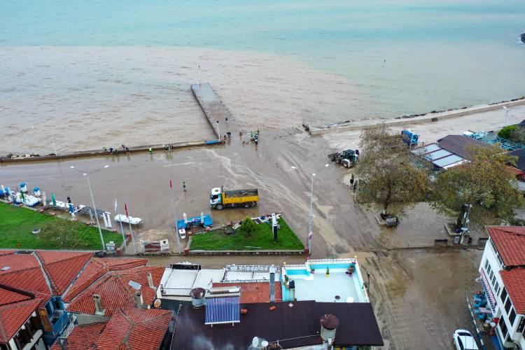 <p>Bursa'nın Mudanya ilçesinde kuvvetli sağanakta iş yerini ve araçları tahrip etti. </p>