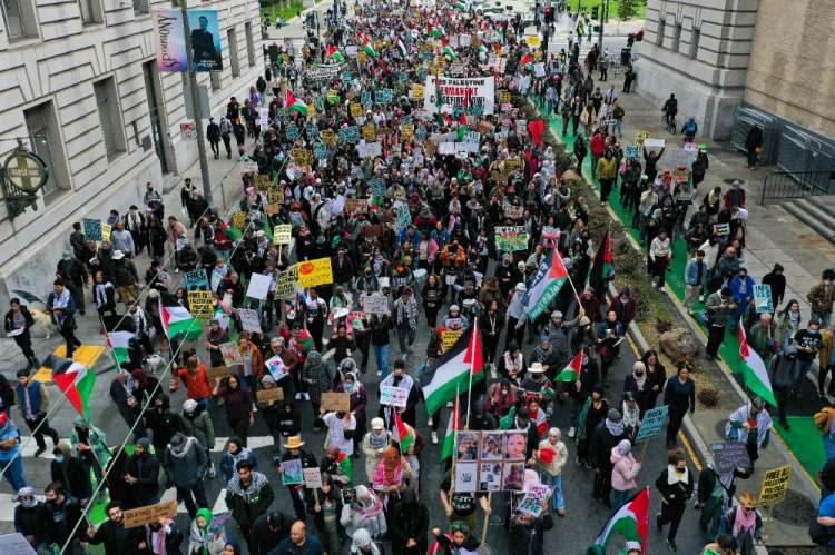 <p>İsrail'in Gazze'de yürüttüğü ABD destekli katliama dünyanın dört bir yanından tepki yağıyor. ABD, Fransa, Almanya gibi birçok ülkenin hükümetleri vahşete ortak olsa da ülke vatandaşları zulme kayıtsız kalmadıklarını göstermek için sokağa döküldü. "Yaşasın Filistin, katil İsrail" sloganları atılan protestolar sürerken Beyaz Saray önünde 'ölüm' protestosu yapıldı. Protestolara katılan bir Alman ise artık haberleri açmaya cesaret edemediklerini söyledi.</p>
