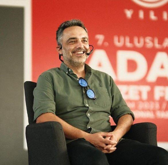 <p>Rezervasyon yapmak adına dolandırıcılara para ödeyen müşteriler, restorana geldiklerinde dolandırıldıklarını anlıyorlar. Sahte internet sitesi üzerinden rezervasyon yaptırdıklarını düşünen müşteriler,<em><strong> "Bizim rezervasyonumuz vardı, kapora verdik"</strong></em> deyince gerçek ortaya çıktı.</p>