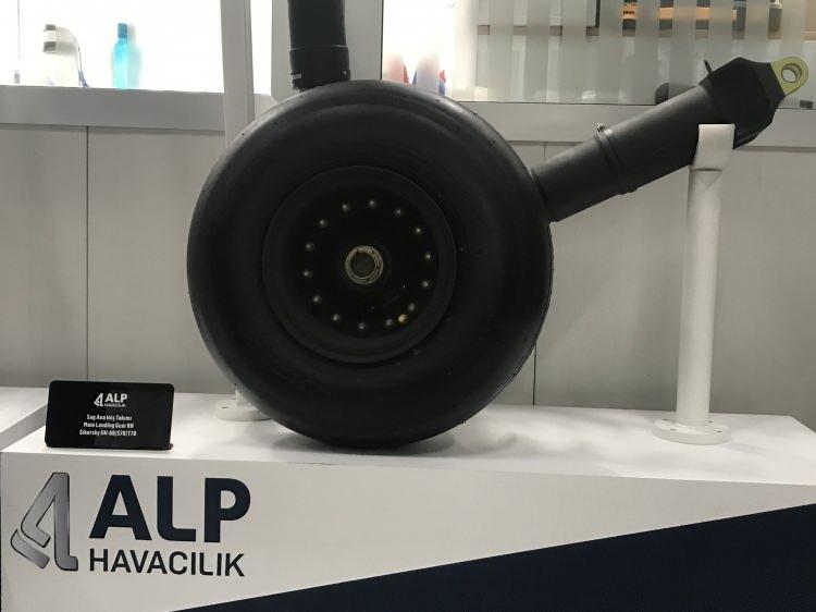 <p>GÖKBEY helikopterine güç verecek milli TEI TS1400 turboşaft motorunun çok önemli bir alt sistemi olan aksesuar dişli kutusunun tasarım, test, üretimi için görevlendirilen Alp Havacılık, ortaya koyduğu ürünle Japon menşeli muadil ürünü geride bıraktı.</p>
