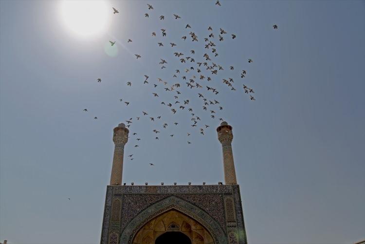 <p>Selçuklu, Safevi ve Deylemi devletlerine başkentlik yapan İsfahan, tarihi mekanları ile yerli ve yabancı turistlerin en çok ziyaret ettiği İran kentlerinin başında geliyor.</p>

<p> </p>
