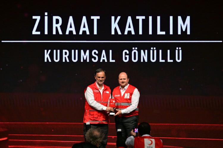 <p>Programda "Kurumsal Gönüllü" ödülünü Ziraat Katılım adına Metin Özdemir (sağda) aldı.</p>
