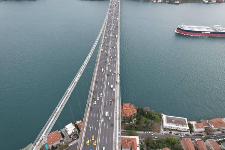 <p> Ocakhanoğlu, "8 çift halatın da bu senenin sonunda tamamlanması planlanıyor. İşin tamamıyla bitimi 2024'ün sonunda olacak. Çalışmalar hem gece hem gündüz devam etmekte. Ama trafiği sıkıntıya sokacak çalışmaları gece 00.00 ile 05.30 arasında tel şerit daraltma yaparak çözüyoruz. Çalışmalar Karayolları Genel Müdürlüğü sorumluluğunda 120 personel ile devam etmekte" dedi.</p>
