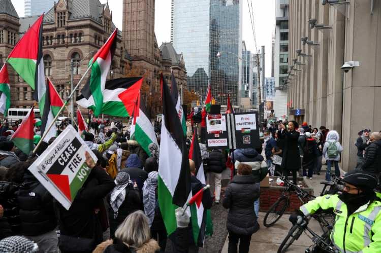 <p>Kanada'nın Ontario eyaletine bağlı Toronto kentinde Filistin’e destek gösterisi düzenlendi. İsrail'in Gazze'ye yönelik saldırılarını protesto eden göstericiler, ellerinde pankart ve Filistin bayrakları taşıyarak Nathan Phillips Meydanı'ndan başlayarak, Toronto şehir merkezinde yürüdü.</p>

<p>​</p>
