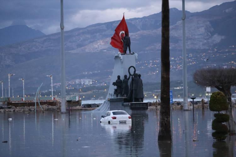 <p>AFAD, itfaiye ve belediye ekipleri su baskını yaşanan bölgelerde çalışma başlattı.</p>

<p> </p>
