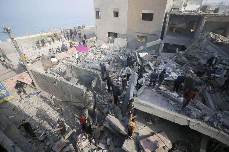 <p>7 Ekim'den bu yana Gazze Şeridi’nde İsrail saldırılarında öldürülen Filistinlilerin sayısı 6 bin 150'den fazlası çocuk ve 4 binden fazlası kadın olmak üzere 15 bini aştı.</p>
