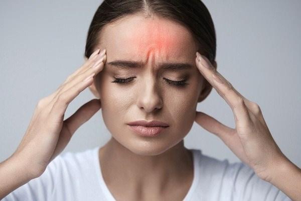 <p>Forest Tennant, Practice Pain Management kitabında “Şiddetli ağrı korkunç bir strestir” diye yazıyor ve ekliyor: “Akut veya kronik şiddetli ağrı parlamaları, stresi biyolojik olarak kontrol altına almak amacıyla hipotalamus-hipofiz-adrenal ekseninin glukokortikoidler (kortizol, pregnenolon) ve katekolaminler (adrenalin ve noradrenalin) üretmesine neden olur. Katekolaminlerin kardiyovasküler sistem üzerinde doğrudan güçlü bir uyarıcı etkisi vardır ve ciddi taşikardi ve hipertansiyona neden olur.”</p>
