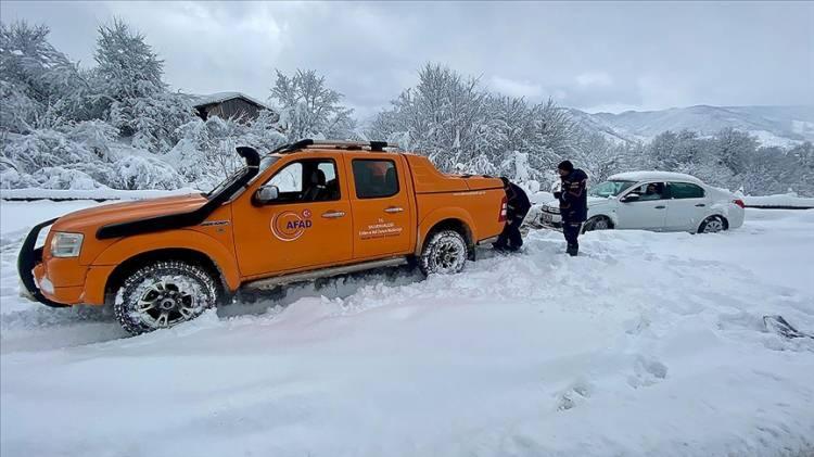 <p>Kaya, Antifriz 4 mevsim kullanılmalıdır. Eğer antifriz araçta 4 mevsim kullanılırsa aracın içindeki yedek parçanın paslanmasını önler ve bu da aracın yedek parçasının daha fazla ömürlü olmasını sağlar. Bunun için antifriz çok önemlidir. Kış aylarında motorun donmasını önler ve araç sürücülerinin araçlarını daha rahat çalıştırıp yollarına devam etmesini sağlar" ifadelerini kullandı.</p>