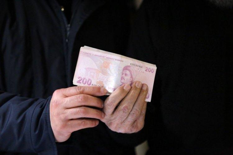 <p>Memuriyeti sona erenlerin SGK'ye ödenmiş bulunan genel sağlık sigortası priminin çalışılmayan süreye ait kısmı borç kaydedilerek, bu tutarlar kamu görevlilerinden tahsil edilecek.</p>