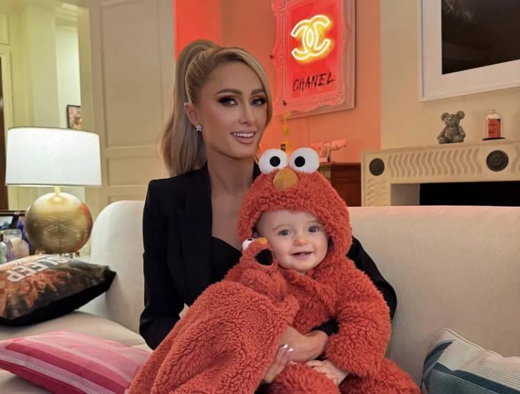 <p><strong>İkinci kez anne olmanın mutluluğunu yaşayan ünlü şarkıcı ve DJ Paris Hilton 6 Ocak'ta oğlu Phoenix Barron'u kucağına almıştı. Kızına London adını veren ünlü şarkıcı bebeğinin kafasının çok büyük göründüğü ile ilgili yorumlara ateş püskürdü. </strong></p>
