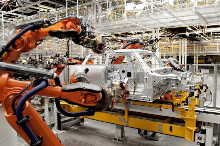 <p>Ülkemizde pazara girdiği andan itibaren en dikkat çekici elektrikli SUV’lardan biri olan ve 2022 yılında TEHAD tarafından yapılan halk oylaması ile yılın elektrikli otomobili seçilen Skywell ET5; güçlü duruş sergileyen modern tasarımı, hızlı şarj batarya teknolojisi, şehir içi uzun menzili, yarı otonom sürüş özelliği, akıllı özellikleri ve en önemlisi 8 yıl veya 150 bin km batarya garantisi ile Avrupa ve Türkiye elektrikli otomobil pazarının önemli bir oyuncusu olmuş durumda. </p>
