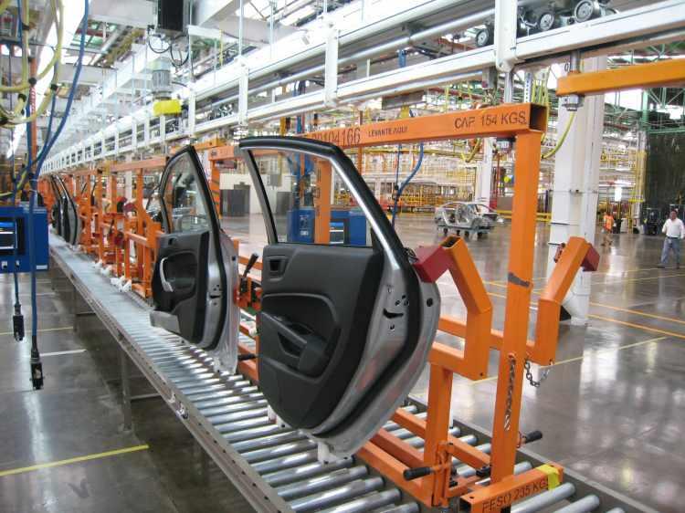 <p>86 kWh yüksek kapasiteli bataryası sayesinde, şehir içinde 642 km’ye kadar menzil sunabilen ET5 Long Range’in, 0’dan 100 km/s hıza ulaşması 7,9 saniye sürüyor. </p>
