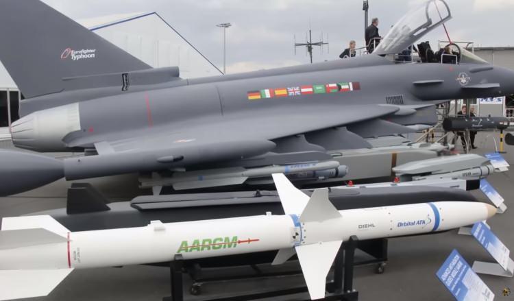 <p>Eurofighter ECR, tehditlerin aktif olarak karıştırılmasının yanı sıra pasif yayıcı konumu da sağlayabilecek ve elektronik saldırı (EA) ve düşman hava savunmasının bastırılması/imhası (SEAD/DEAD) için çeşitli modüler konfigürasyonlar sunacaktır.</p>
