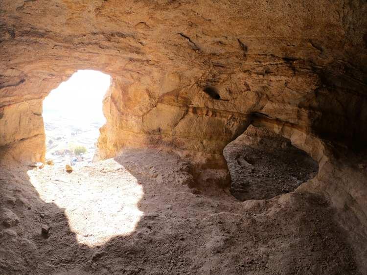 <p>"Bu bölgede birçok mağara vardır. Mağaralar yer altında oluşmaktadır. Daha çok kireç taşı ve kalker kayaçlarının çözülmesi sonucu ortaya çıkmaktadır. Meya Antik Kenti ve Yukarı Dalören köyündeki Biligan Mağaraları, zeminden yaklaşık 150 metre daha yüksekte yer almaktadır. Günbuldu köyünde bulunan mağaralar aynı zamanda Meya Antik Kenti olarak geçmektedir. Bu da bize geçmişte burada birçok uygarlık ve medeniyetin yaşadığını göstermektedir."</p>

<p> </p>
