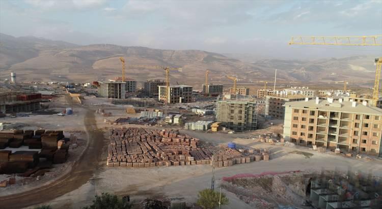 <p><strong>Adıyaman</strong>'da, deprem konutları sağlam zeminli yeni yerleşim alanında yükseliyor. Kentin kuzeyindeki Karadağ mevkii olarak bilinen alanda, 16 bin 433 konutun yapımı sürüyor.</p>