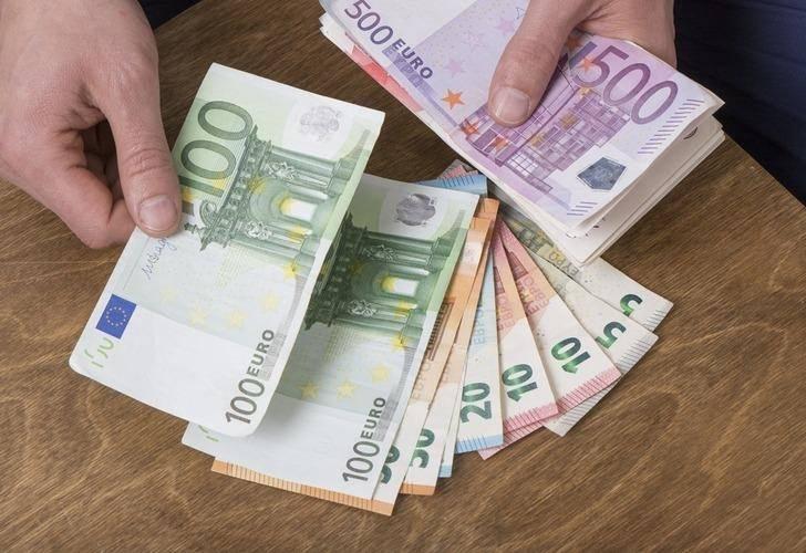 <p><strong>EURO 31,74 İLE TARİHİ ZİRVESİNİ YENİLEDİ</strong></p>

<p>Dolar gibi yönünü yukarı çeviren Euro da dün günü 31,69'dan tamamlamıştı. Yükselişini sürdüren Euro ise 31,74 ile tarihi zirvesini yeniledi.</p>
