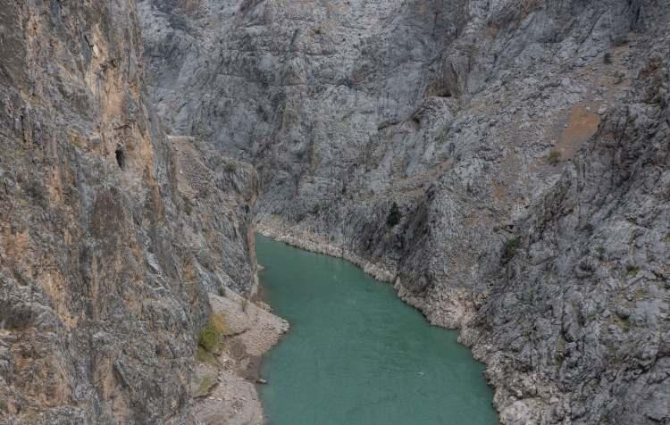 <p>Erzincan'ın Kemaliye ilçesinde kent merkezi ile birlikte UNESCO Dünya Mirası Geçici Listesi'nde yer alan ve dünyanın en derin beş kanyonu arasında bulunan Karanlık Kanyon ve dünyanın en tehlikeli yolları arasında gösterilen Taş Yol, adrenalin tutkunlarını ağırlıyor.</p>
