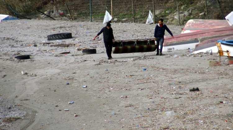 <p>Bölgede oturan Seyhan İleri, "Burada çok şiddetli lodos vardı. Pet şişeler falan yüzeye çıkıyor ama ıslak mendiller, elyaflar dibe batıyor. Böyle lodosta çıkıp kıyıya vuruyor. Elyaf denizde yok olmuyor. Dipte kalıyor" dedi</p>