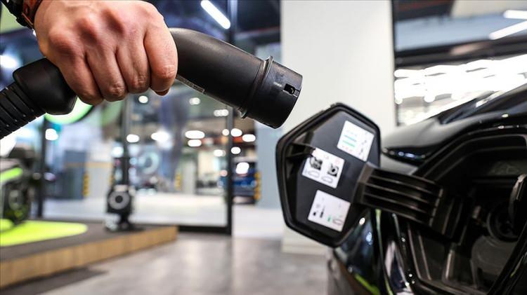 <p>Ticaret Bakanlığı açıklamasında ise şu ifadelere yer verildi: “Karbon emisyonunun azaltılması ve sürdürülebilir enerji temini kapsamında önemli yere sahip elektrikli araçların ithalatında, tüketici güvenliği, satış sonrası hizmet kalitesinin artırılması, batarya parkının izlenmesi, ülkemizde ihtiyaç duyulacak şarj istasyonu ve güç yönüyle takip edilmesi ile batarya geri dönüşüm süreçlerinin daha etkin yönetilmesi amacıyla gerekli kriterlerin getirilerek, söz konusu elektrikli araçlarla ve birlikte oluşturacağı ekosistemin düzenlenmesi amaçlanıyor.”</p>