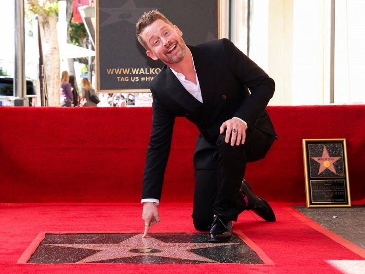 <p>43 yaşındaki Macaulay Culkin'in yıldız töreninde Evde Tek Başına'da annesi rolünü oynayan Catherine O'Hara, Paris Jackson ve Party Monster'dan rol arkadaşı Natasha Lyonne de yer aldı.</p>
