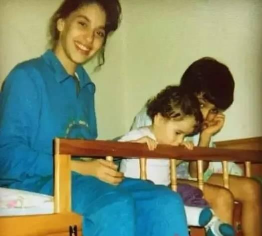 <p><strong>Takipçilerini nostaljik bir yolculuğa çıkaran Alasya'ya hayranları "Gülüşün hiç değişmemiş Kıvılcım", "Gözlerinin ışıltısından belliymiş" , " Sima hep aynı" gibi yorumlar yapıldı.</strong></p>
<p> </p>
