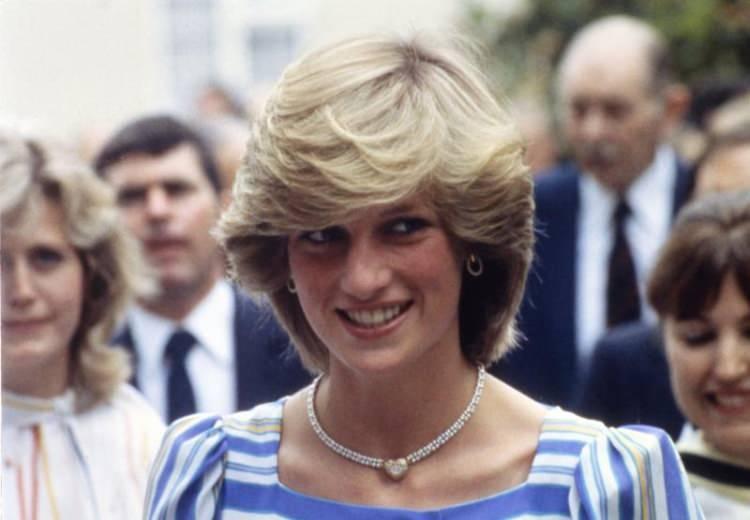 <p>36 yaşındayken Paris'te şüpheli bir trafik kazasıyla hayatını kaybeden <strong>Galler Prensesi Diana'nın</strong> nişan portresinde giydiği meşhur bluzu, müzayede ile satışa çıkarılacak. <strong>​</strong></p>
