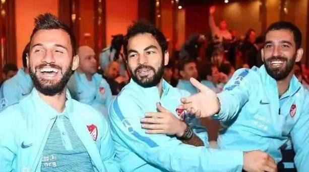 <p>İddia şöyle devam ediyor:</p>
<p><em><strong>"Hem kendi hem de arkadaşlarımdan topladığım 3.5 milyon doları şubede odasında çanta ile teslim ettim. Ancak vade gelip ödeme yapılmayınca kendisiyle görüştüm. Şube değiştiği için yetkisi açısından sistemsel bir hata olduğunu ifade etti. </strong></em></p>