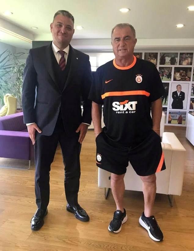 <p>Bahsedilen fonla hiçbir alakası olmadığını belirten <strong>Fatih Terim</strong>, <em><strong>"Şöyle ki bu fon için kimse benden bu zamana kadar herhangi bir para istemedi. Bu fon ile alakalı Seçil Erzan'a hiç para vermedim."</strong></em> dedi.</p>
<p>Bankacılara durumun ne olduğunu soran Terim, sözlerine şöyle devam etti:</p>
<p><em><strong>"Onlar da kendi bilgisayarından parasal durumuma ilişkin excel tablosu olacak şekilde bir görsel fotoğraf çekip mesaj yoluyla bana yollarlar. 6 Nisan'da ben yine hesabımda ne olup bittiğini öğrenmek için Denizbank'ta çalışan Rüya hanım ile mesaj üzerinden yazıştım. O da bana bilgileri atacağına ilişkin mesaj gönderdi. Gönderdiği excel tablosunda 3 kalem gözükmekteydi. Birincisinde 219 bin 300 dolar, 47 bin 400 lira (mevduat) ve saklama o/n 3 milyon dolar şeklinde bilgiler yer alıyordu. Sonrasında Seçil Erzan'ın olayını duyunca ben bankaya sinirlendim ve bankadaki tüm paramın eşim Fulya Terim'in Garanti Bankası'ndaki hesabına aktarılmasını istedim. Bana mesaj yoluyla gönderilen ve biraz önce yukarıda bahsettiğim 219 bin 300 dolar, 47 bin 400 lira (mevduat) paranın eşimin hesabına geldiğini tespit ettim fakat 3 milyon dolar halen gönderilmedi."</strong></em></p>