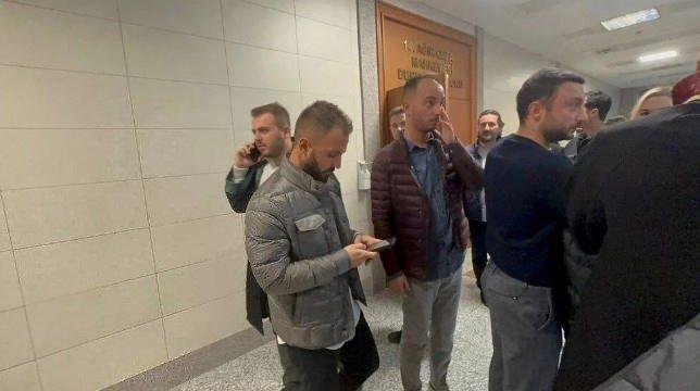 <p>Savcılığın iddianamesinde, sanık Erzan'ın yüksek kâr getirisi bulunan güvenilir bir fon bulunduğunu ve yine kamuoyunda tanınan Fatih Terim, Hakan Ateş gibi isimlerin bu fona dahil olduğunu söyleyerek, müştekileri bu fona para yatırmaya ikna ettiği; gerçekte ise böyle bir fonun hiç olmadığının tespit edildiği belirtiliyor. Ayrıca iddianamede, bu iş için Erzan'ın belgelerde sahtecilik yaptığı ifade ediliyor.</p>