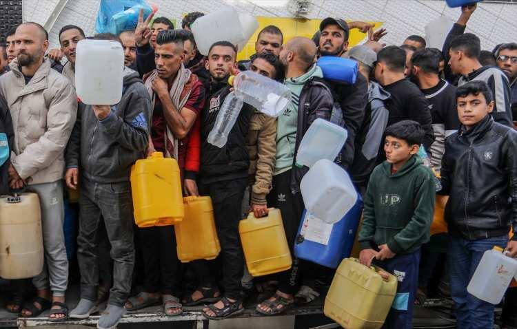 <p> Akaryakıt olmaması ve elektrik kesintisi nedeniyle halkın yaşam şartları giderek zorlaşıyor. Yakıt krizi nedeniyle Han Yunus kentindeki Filistinliler, akaryakıt istasyonları önünde uzun kuyruklar oluşturdu.</p>